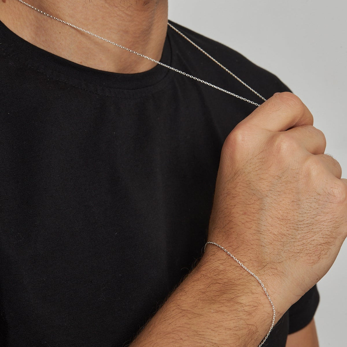 1.5 mm forse zincir erkek kolye-bileklik set, takıların model üzerinde birlikte kullanımı.