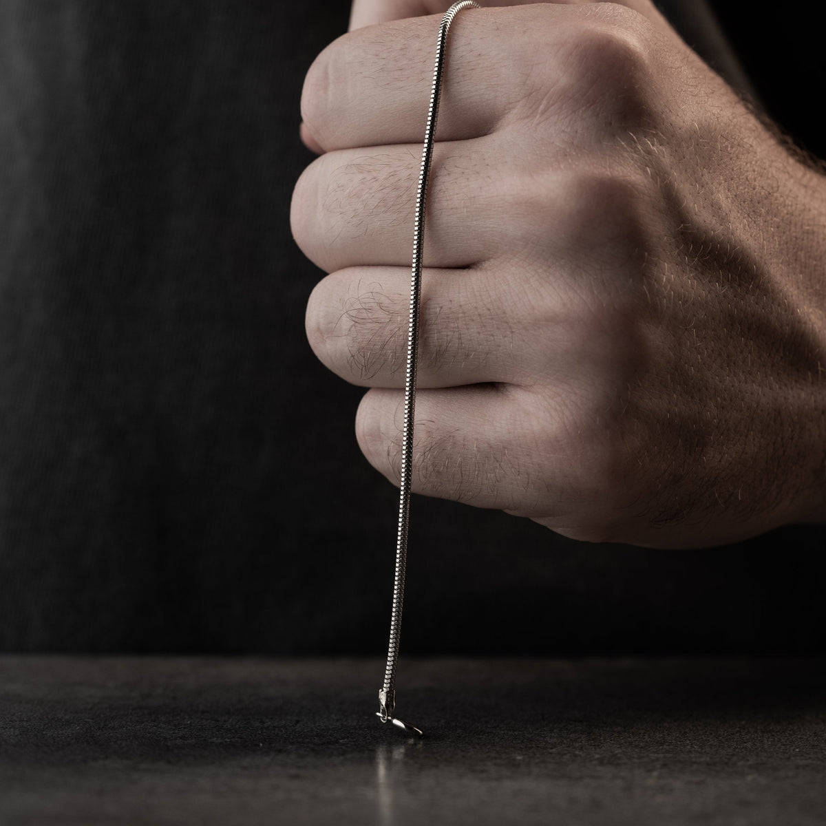 1.5 mm yuvarlak yılan zincir erkek bileklik, elde yakın görünümü.