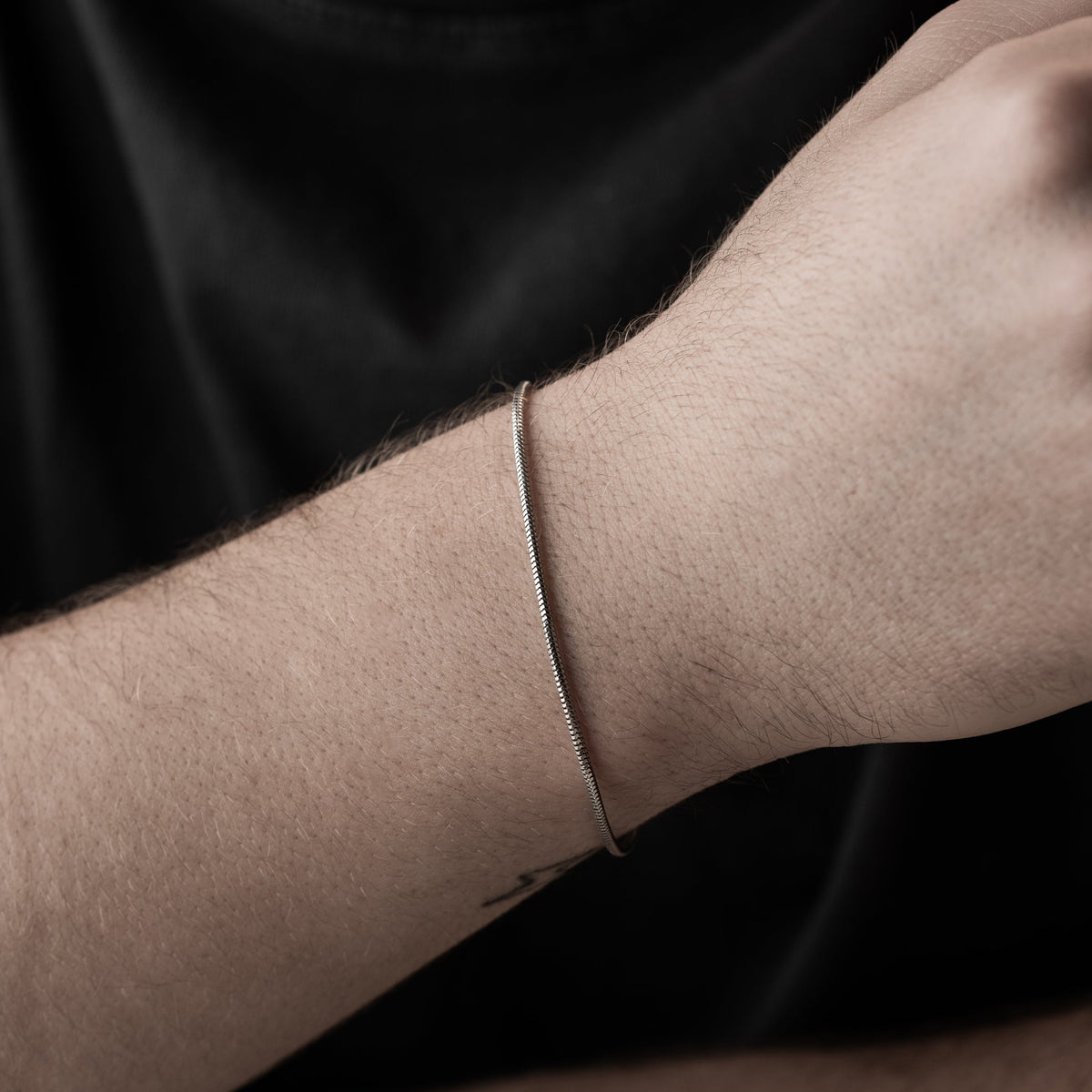 1.5 mm yuvarlak yılan zincir erkek bileklik, bilekte kullanımı.
