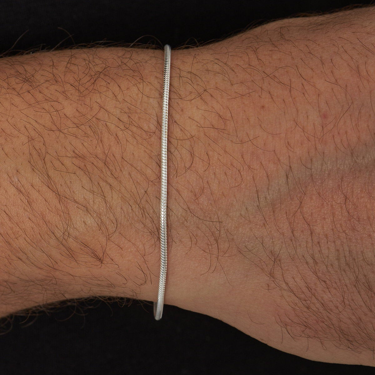 1.5 mm yuvarlak yılan zincir erkek bileklik, bilekte kullanımı.