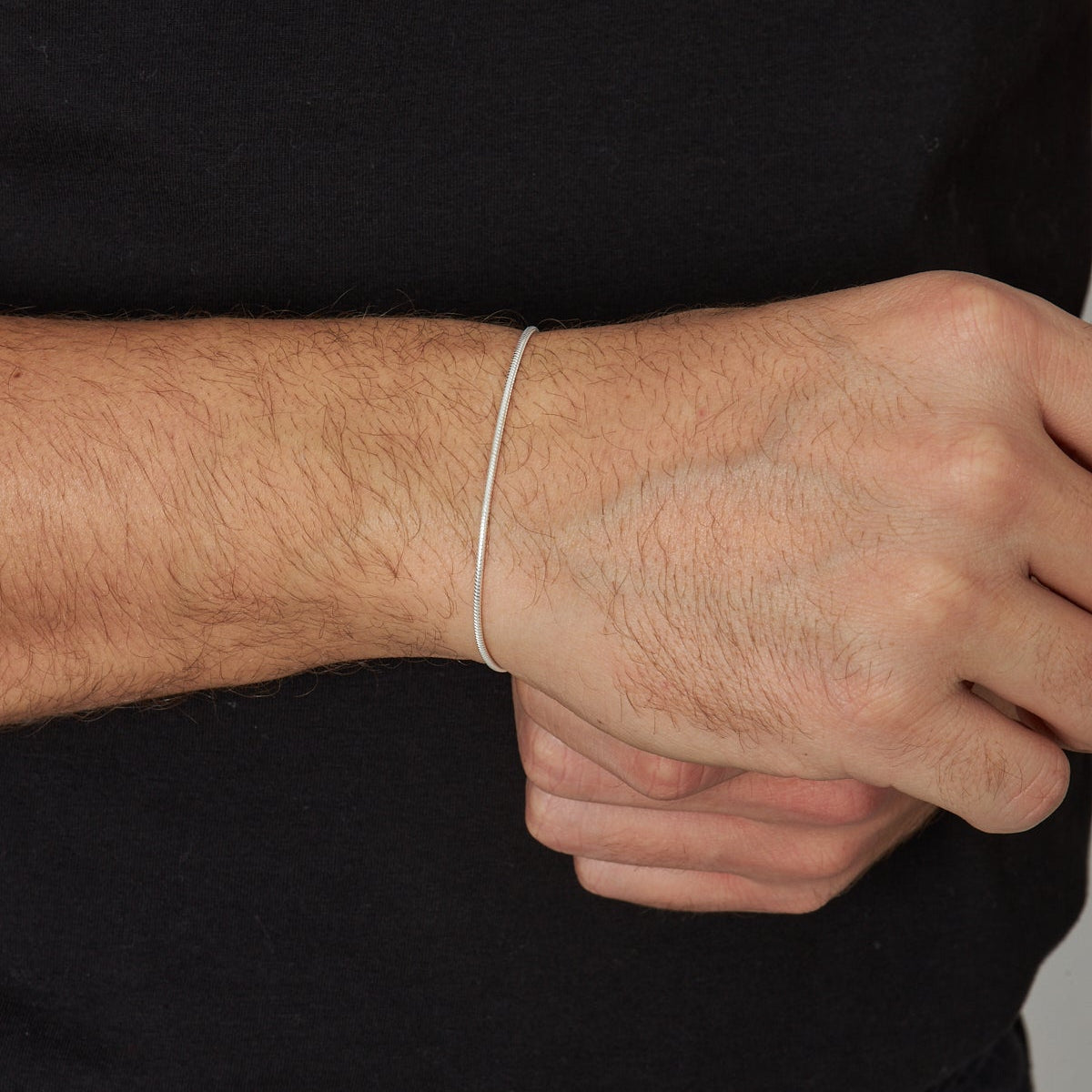 1.5 mm yuvarlak yılan zincir erkek bileklik, bilekte kullanımı.