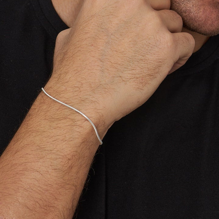 1.5 mm yuvarlak yılan zincir erkek bileklik, bilekte kullanımı.