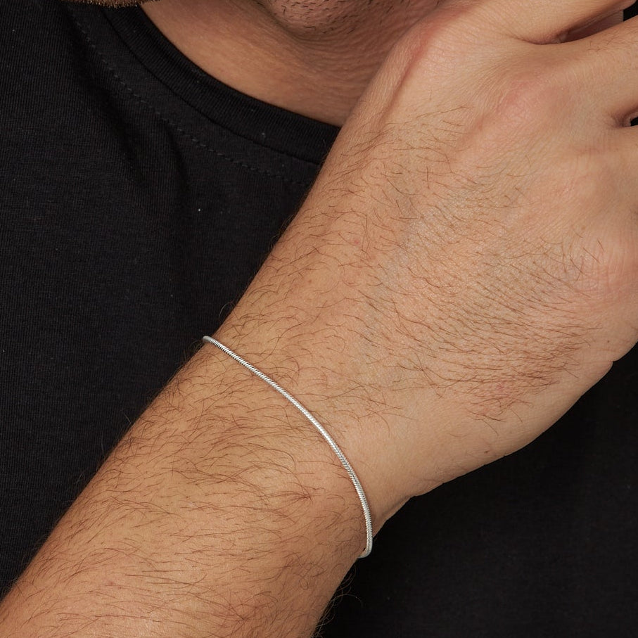 1.5 mm yuvarlak yılan zincir erkek bileklik, bilekte kullanımı.
