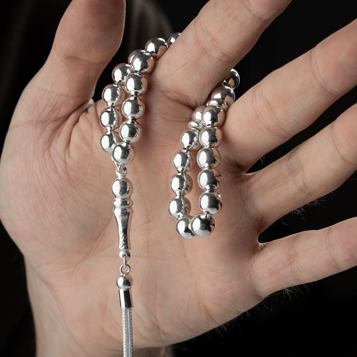 10 mm küre kesim erkek tespih, elde yakın görünümü.