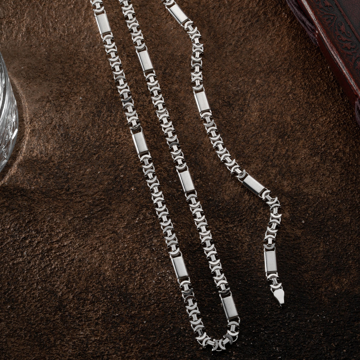 14 mm şarnelli euro kral zincir erkek kolye-bileklik set, zemin üzerinde görünümü.