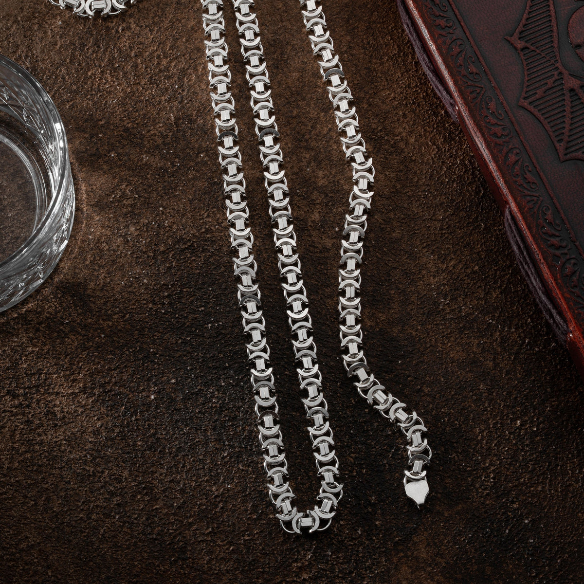 14 mm şarnelli euro kral zincir erkek kolye-bileklik set, zemin üzerinde görünümü.