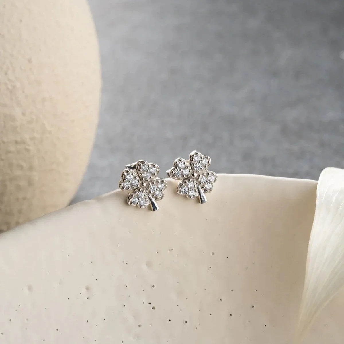 ZİRKON TAŞLI YONCA KÜPE | 925 GÜMÜŞ