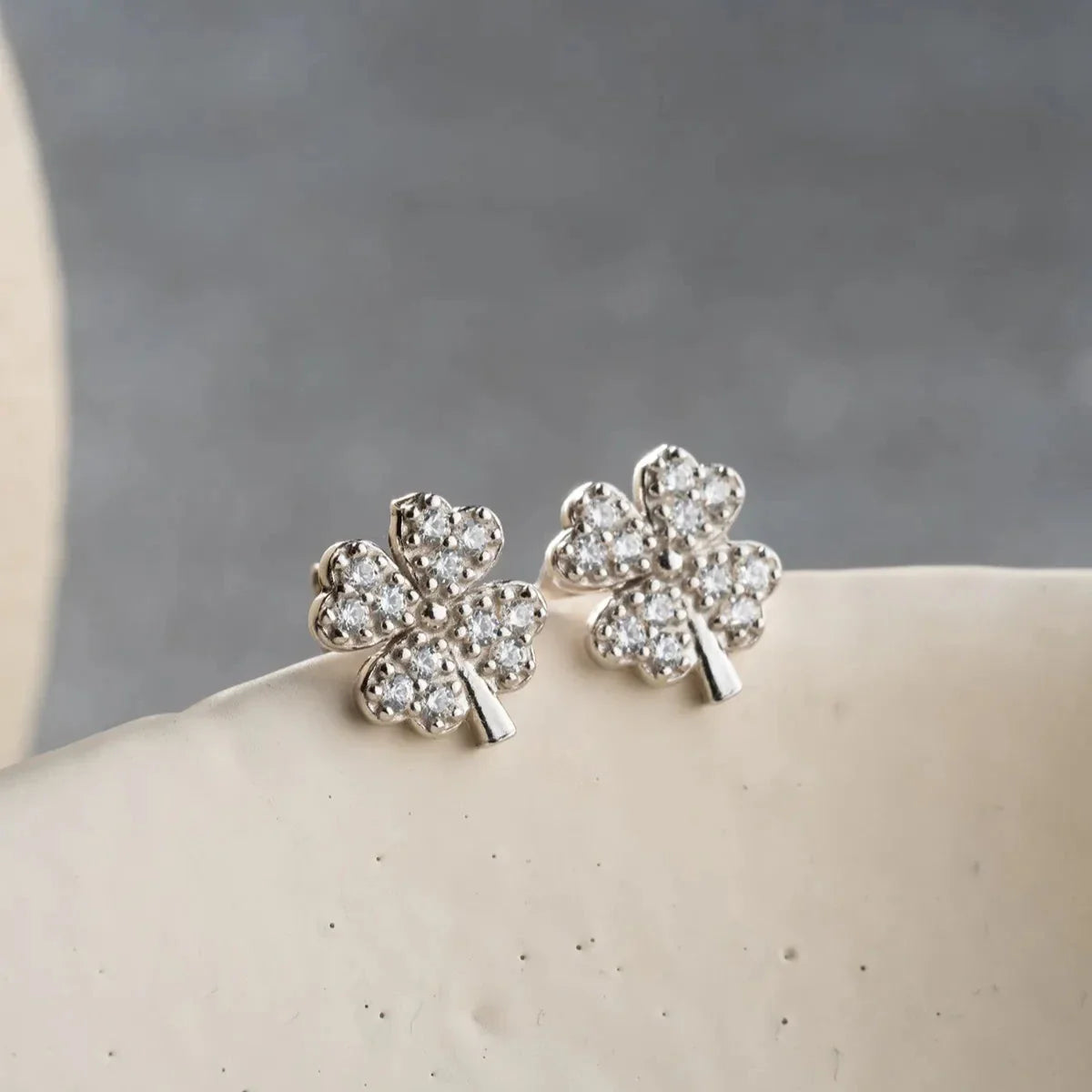 ZİRKON TAŞLI YONCA KÜPE | 925 GÜMÜŞ