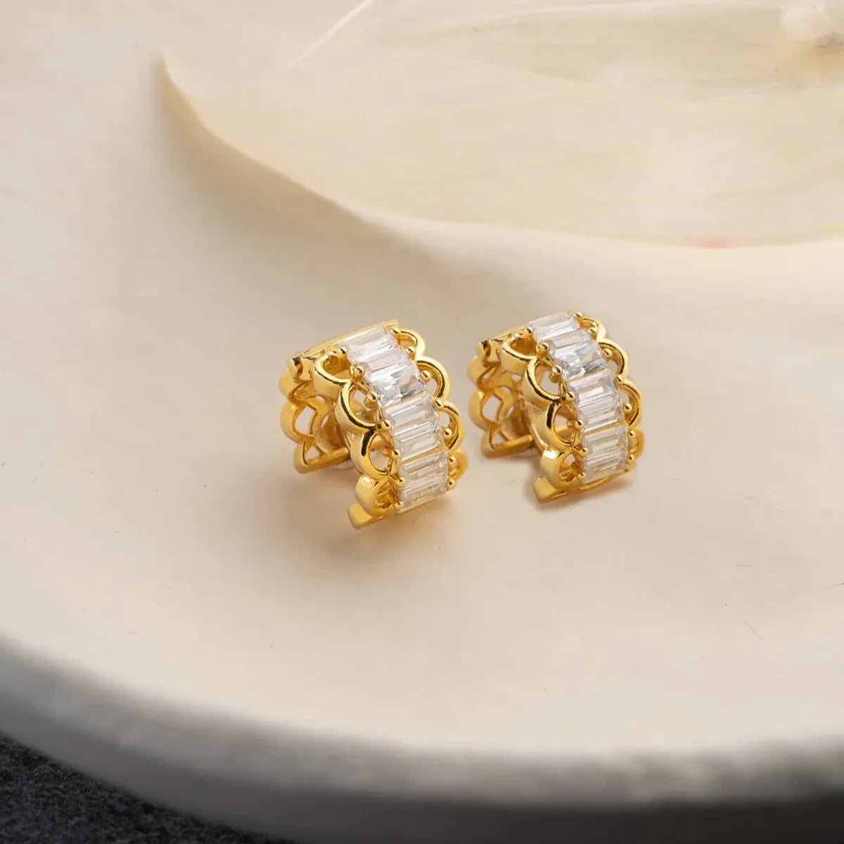 ELARIA BEYAZ BAGET KÜPE | 925 GÜMÜŞ