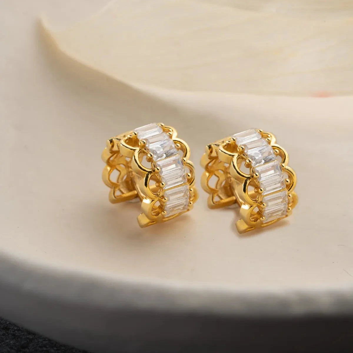 ELARIA BEYAZ BAGET KÜPE | 925 GÜMÜŞ