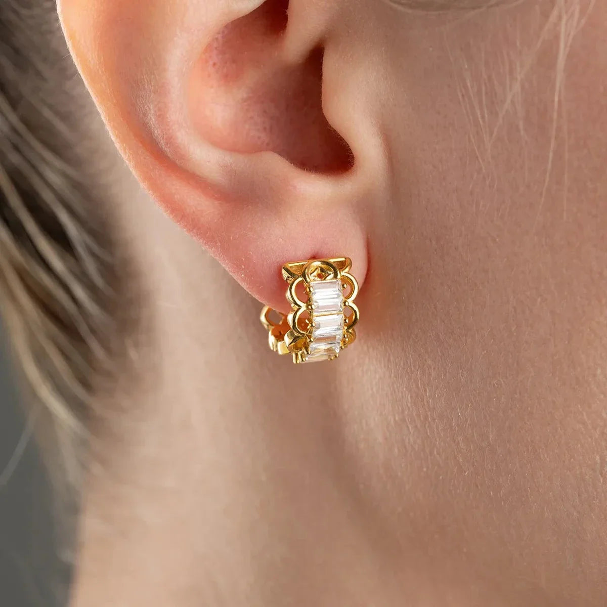 ELARIA BEYAZ BAGET KÜPE | 925 GÜMÜŞ