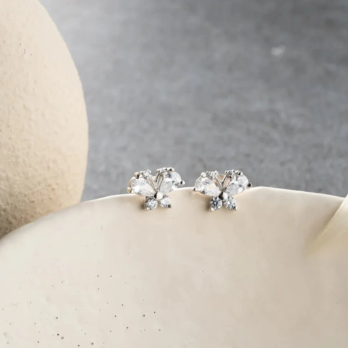 KELEBEK BAGET TAŞLI KÜPE | 925 GÜMÜŞ