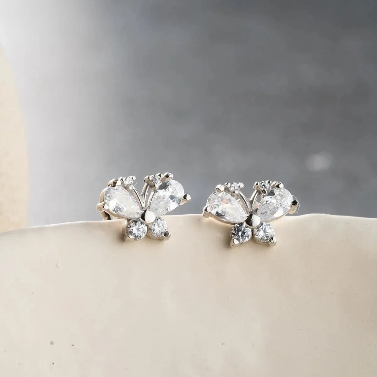 KELEBEK BAGET TAŞLI KÜPE | 925 GÜMÜŞ