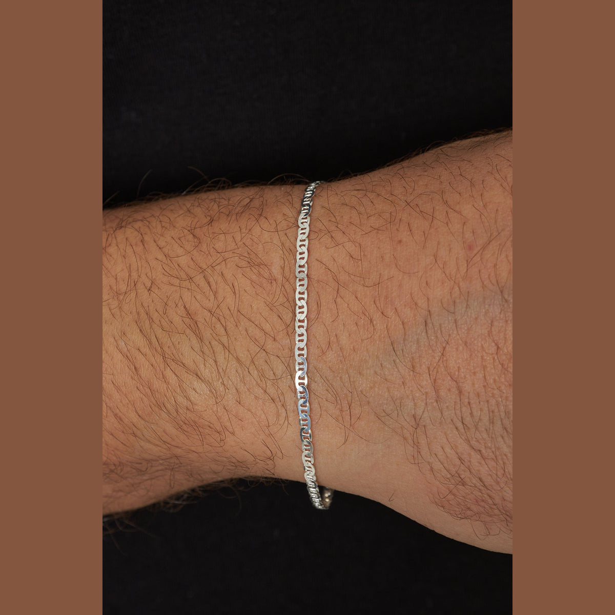 2.5 mm barlı zincir erkek bileklik, bilekte kullanımı.