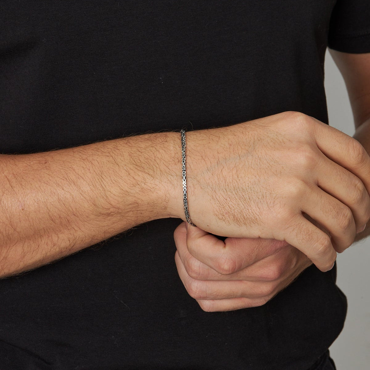 2.5 mm kare kral zincir erkek bileklik, bilekte kullanımı.