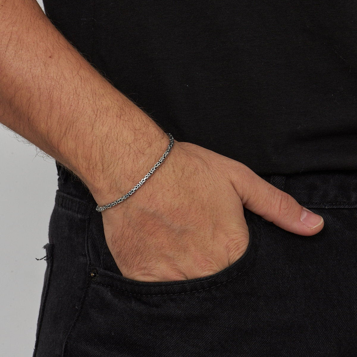 2.5 mm kare kral zincir erkek bileklik, bilekte kullanımı.