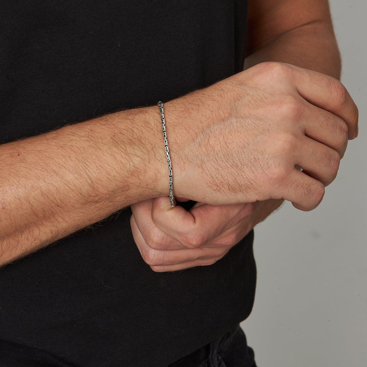 2.5 mm yuvarlak kral zincir erkek bileklik, bilekte kullanımı.