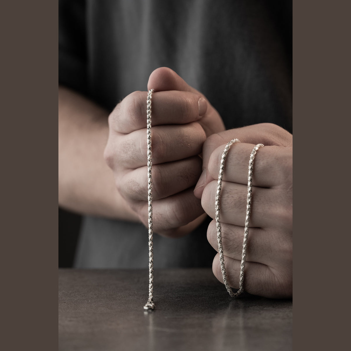 2 mm singapur zincir erkek kolye-bileklik set, elde yakın görünümü.