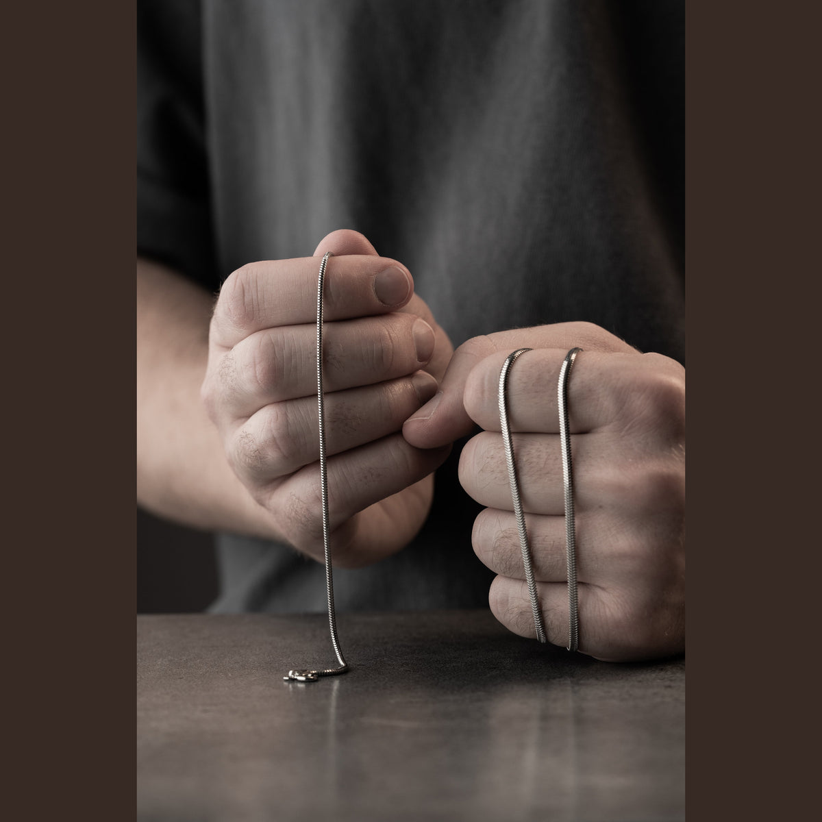 2 mm yılan zincir erkek kolye-bileklik set, elde yakın görünümü.