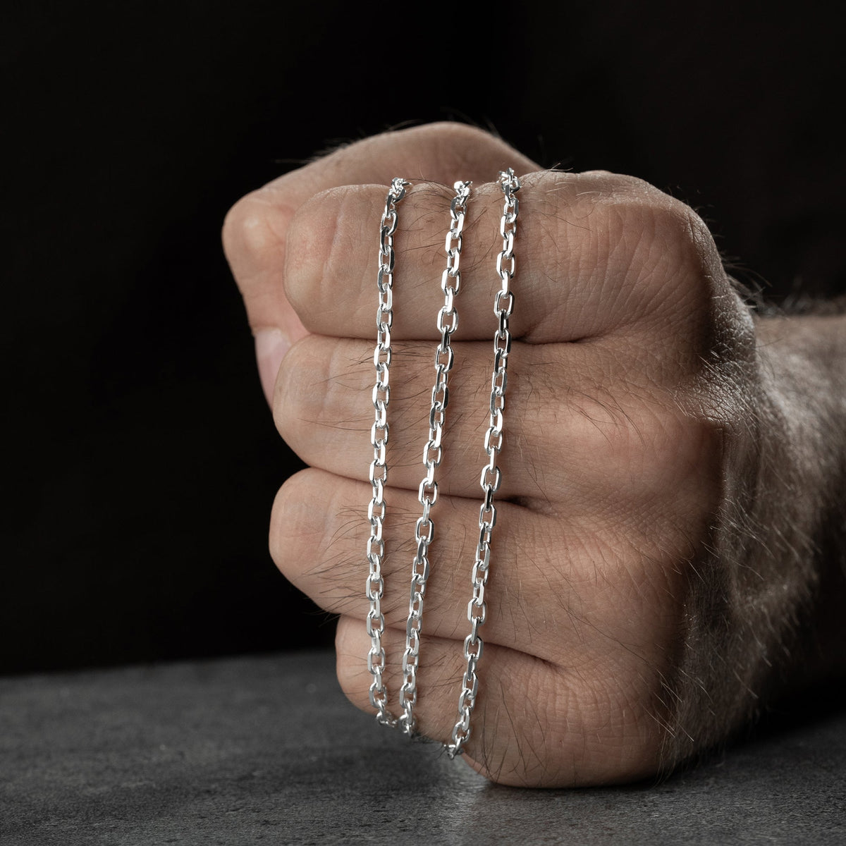 3.3 mm forse zincir erkek kolye, elde yakın görünümü.