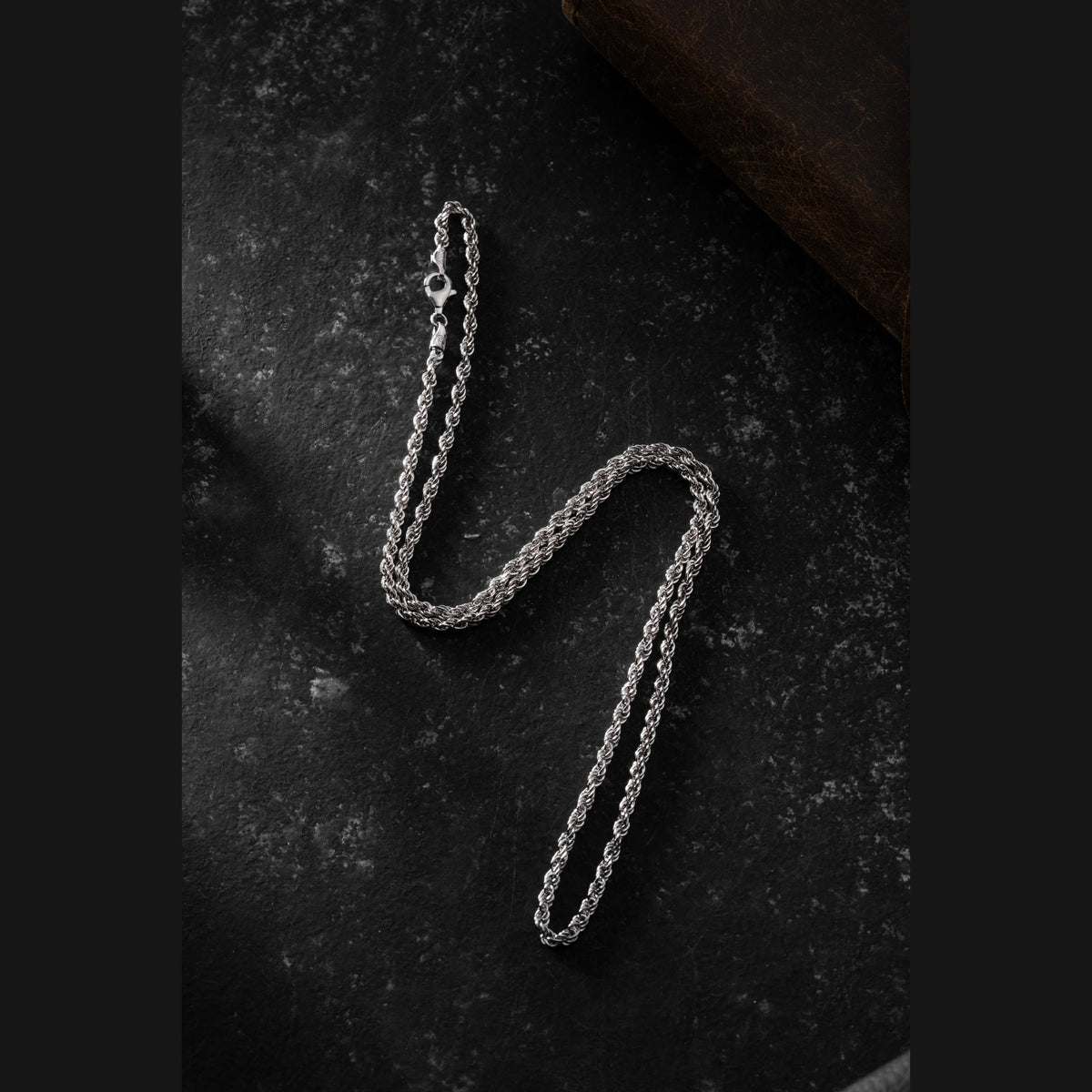 3 mm halat zincir erkek kolye, zemin üzerinde görünümü.