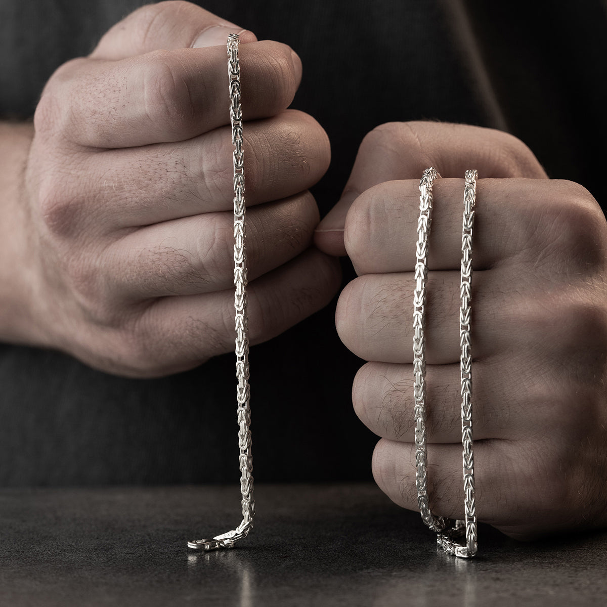3 mm kare kral zincir erkek kolye-bileklik set, elde yakın görünümü.