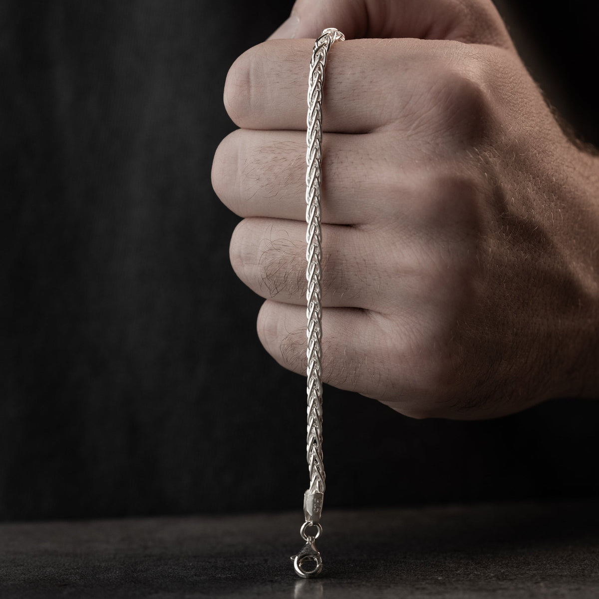 3 mm yassı tilki kuyruğu zincir erkek bileklik, elde yakın görünümü.