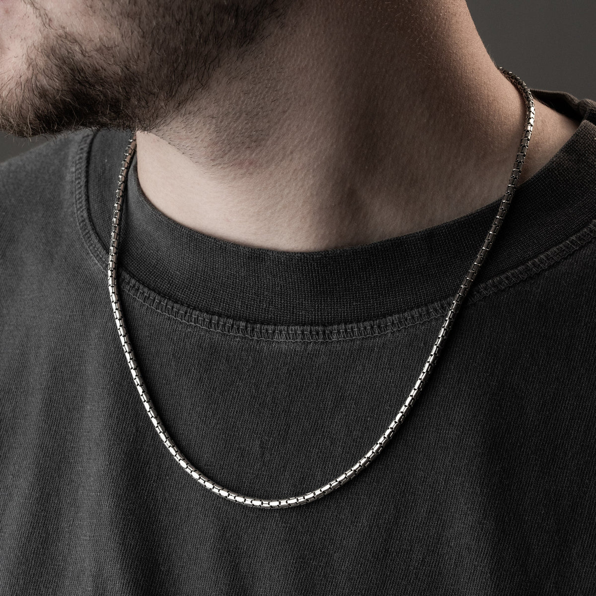 3 mm yılan desenli zincir erkek kolye, boyunda kullanımı.