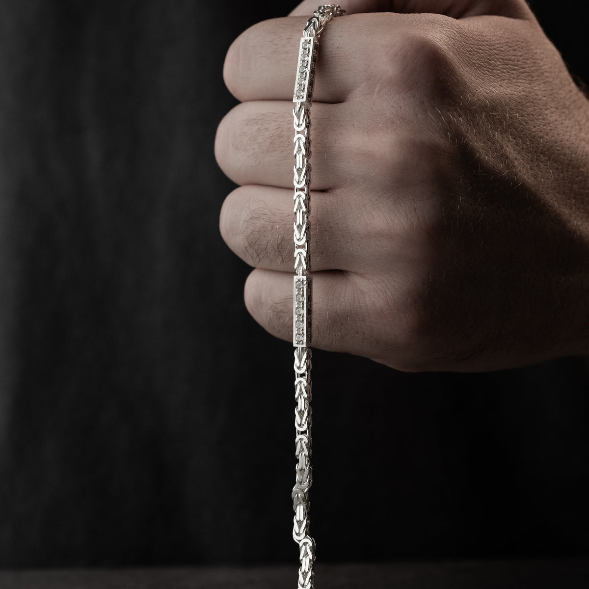 3 mm zirkon taşlı kare kral zincir erkek bileklik, elde yakın görünümü.