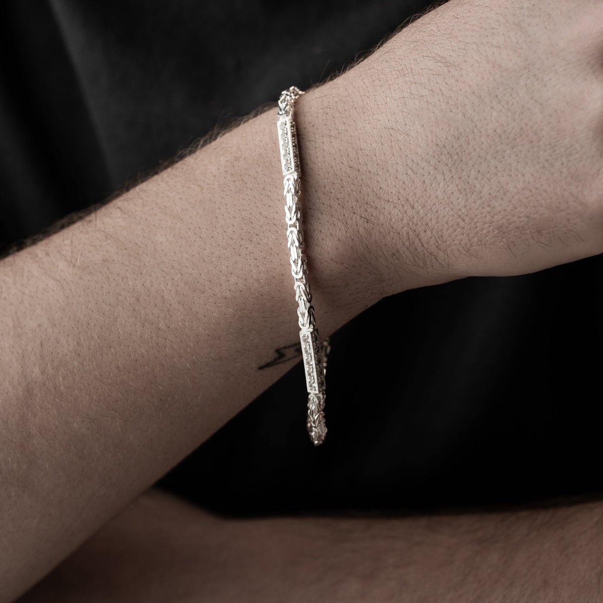 3 mm zirkon taşlı kare kral zincir erkek bileklik, bilekte kullanımı.