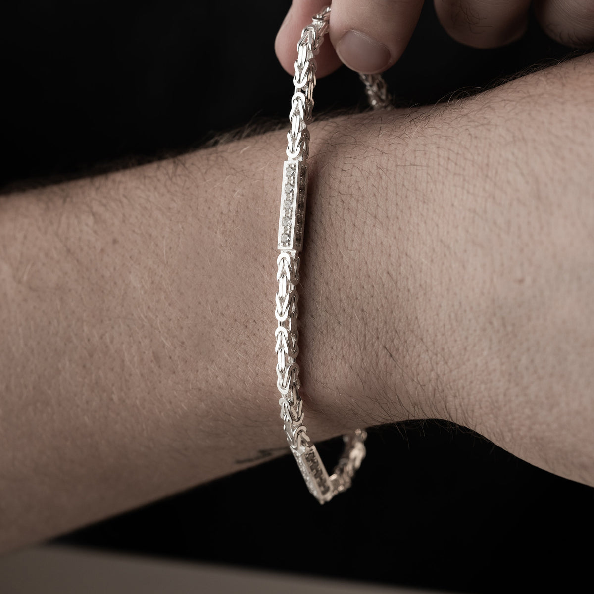 3 mm zirkon taşlı kare kral zincir erkek bileklik, bilekte kullanımı.