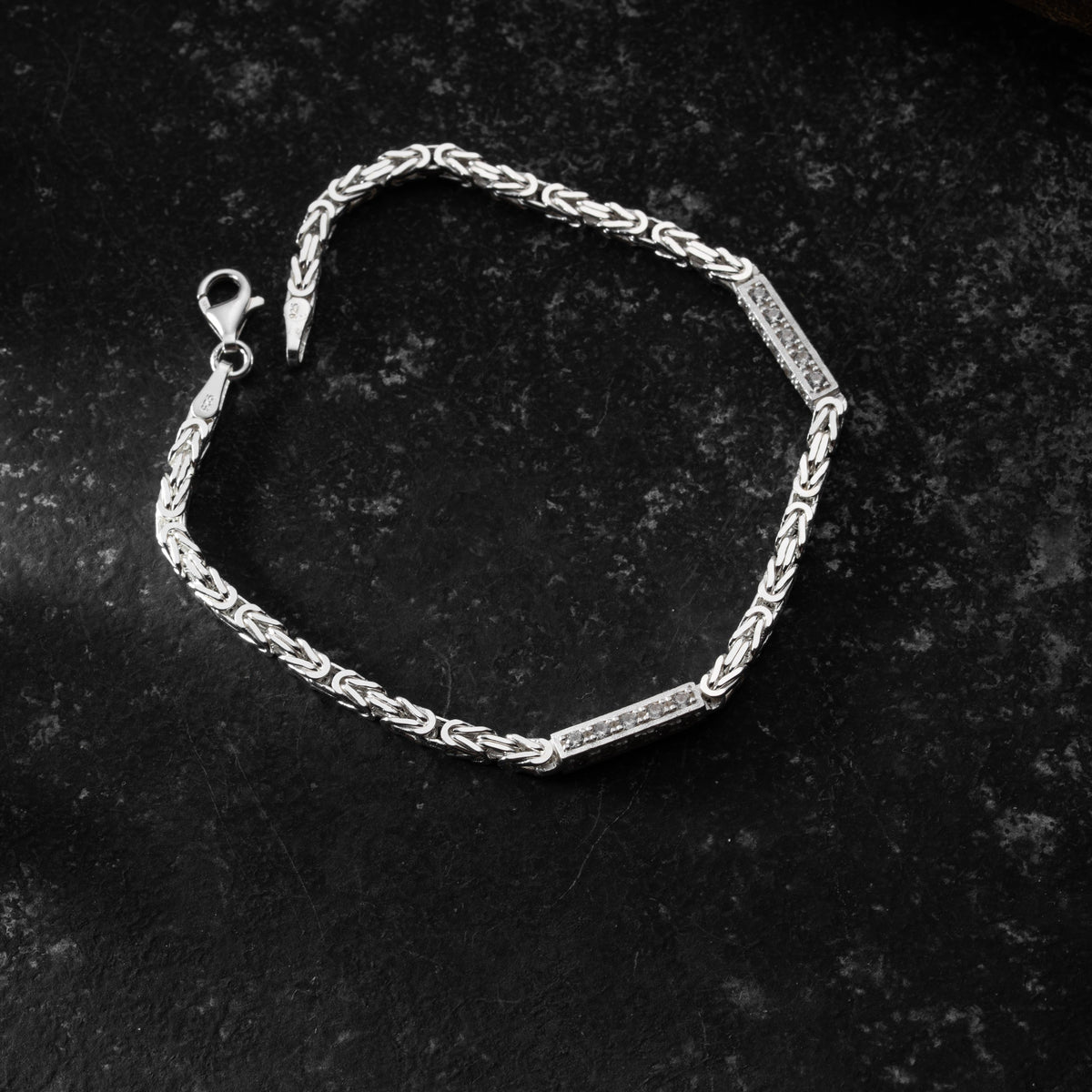 3 mm zirkon taşlı kare kral zincir erkek bileklik, zemin üzerinde görünümü.