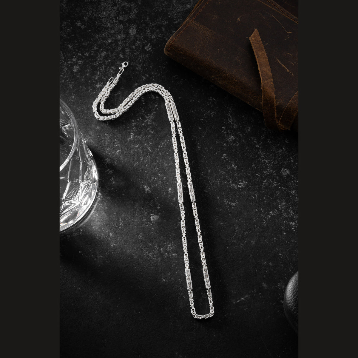 3 mm zirkon taşlı kare kral zincir erkek kolye, zemin üzerinde görünümü.