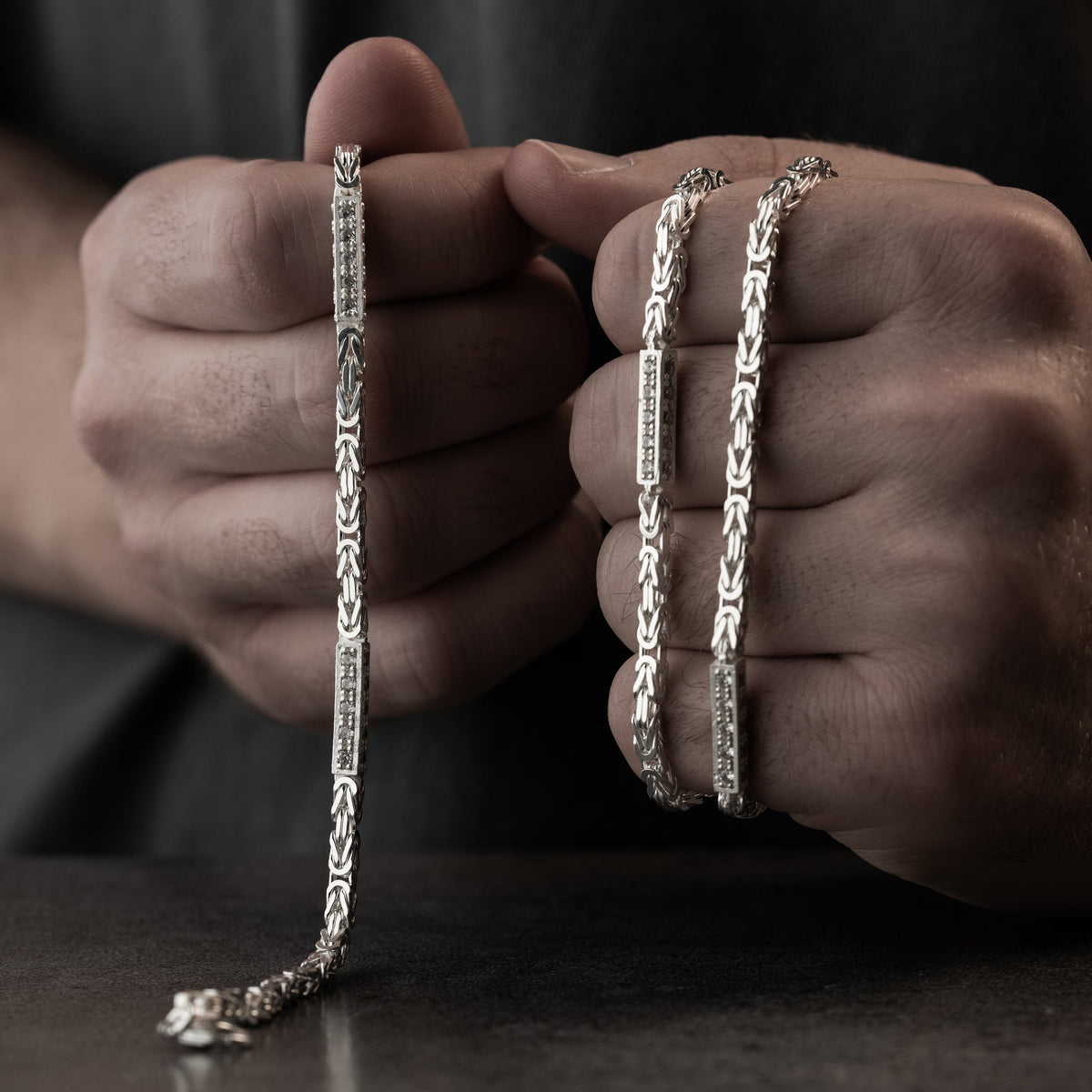 3 mm zirkon taşlı kare kral zincir erkek kolye-bileklik set, elde yakın görünümü.