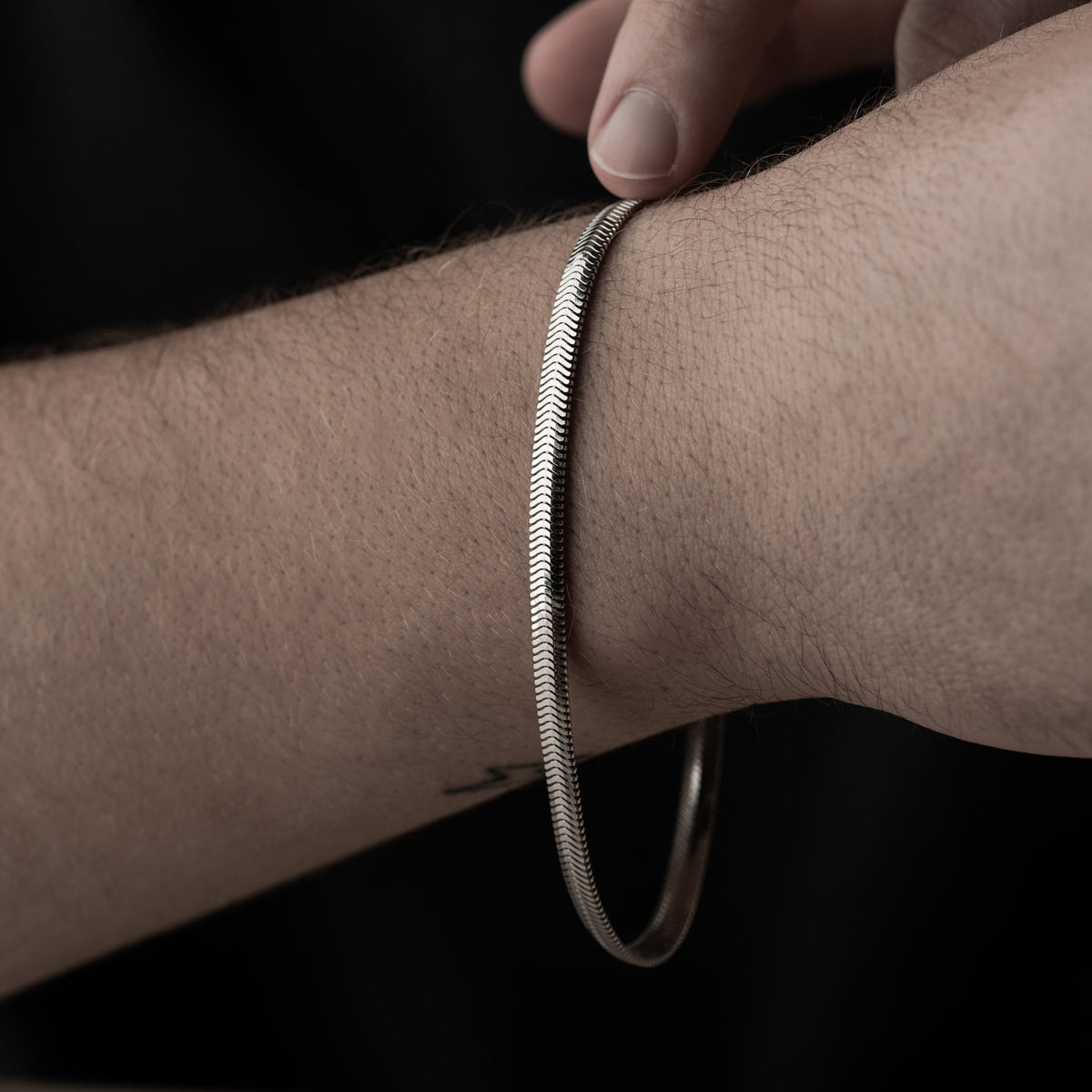 4 mm italyan balıksırtı zincir erkek bileklik, bilekte kullanımı.