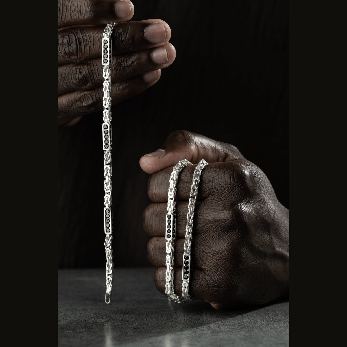 4 mm siyah zirkon taşlı kral zincir erkek kolye-bileklik set, elde yakın görünümü.