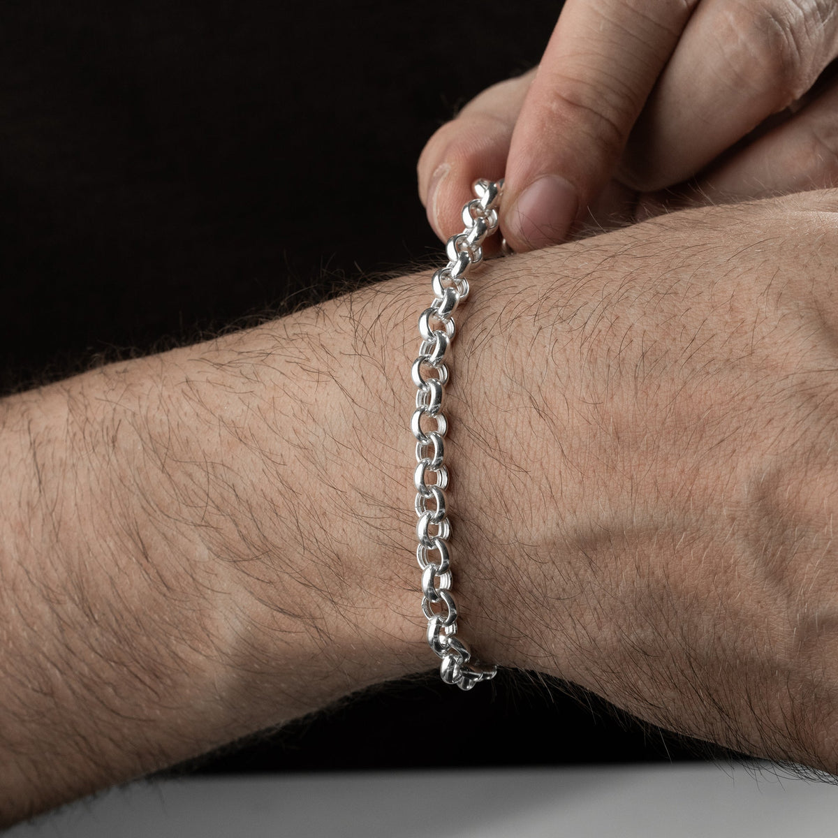 5.8 mm yuvarlak doç zincir erkek bileklik, bilekte kullanımı.