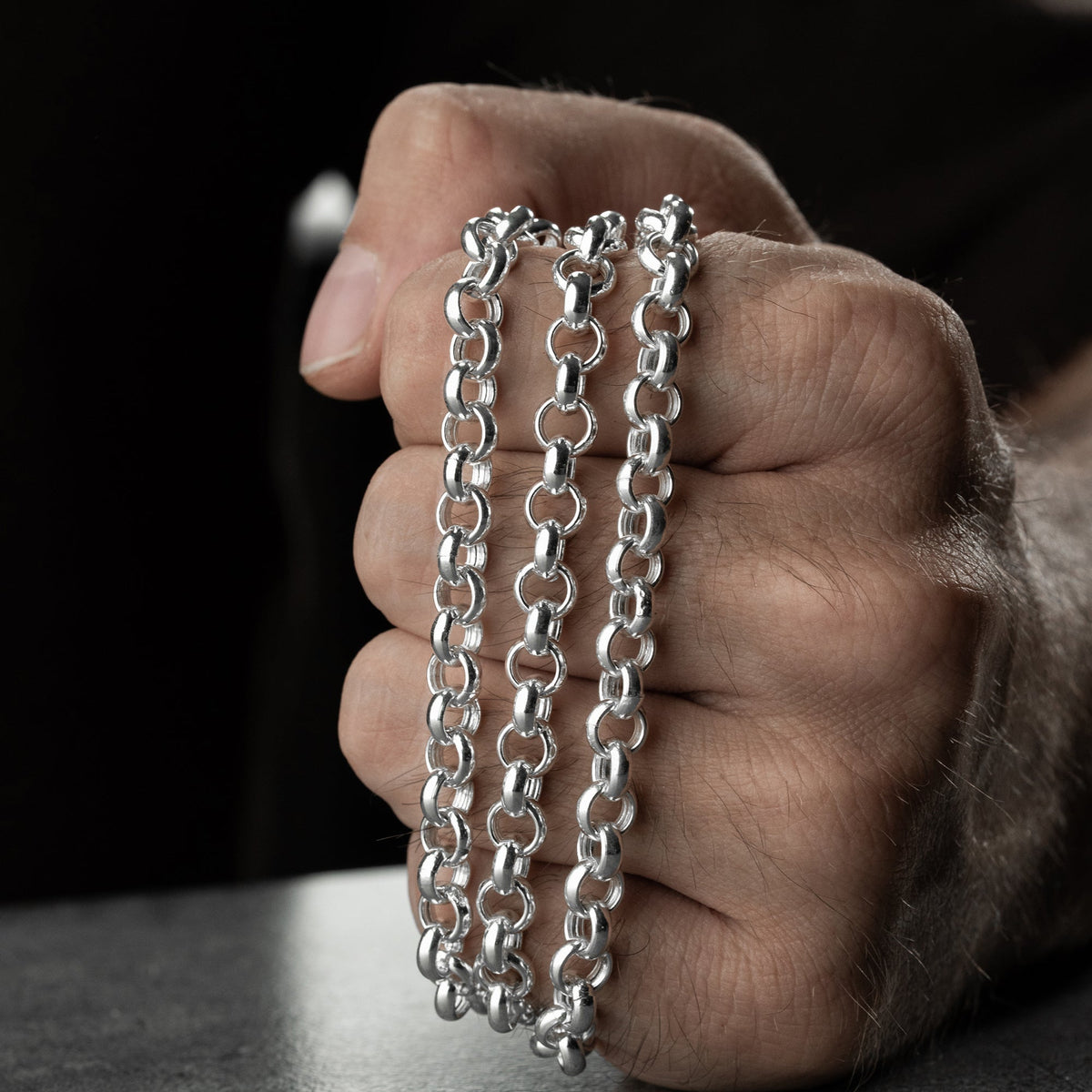 5.8 mm yuvarlak doç zincir erkek kolye, elde yakın görünümü.