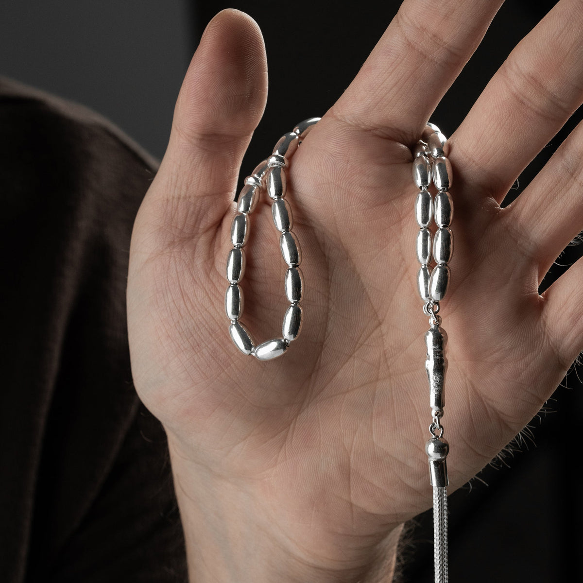 5 mm arpa kesim iki püsküllü erkek tespih, elde yakın görünümü.