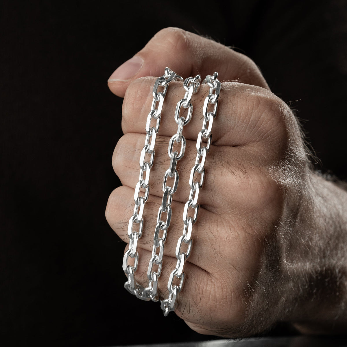 5 mm forse zincir erkek kolye, elde yakın görünümü.
