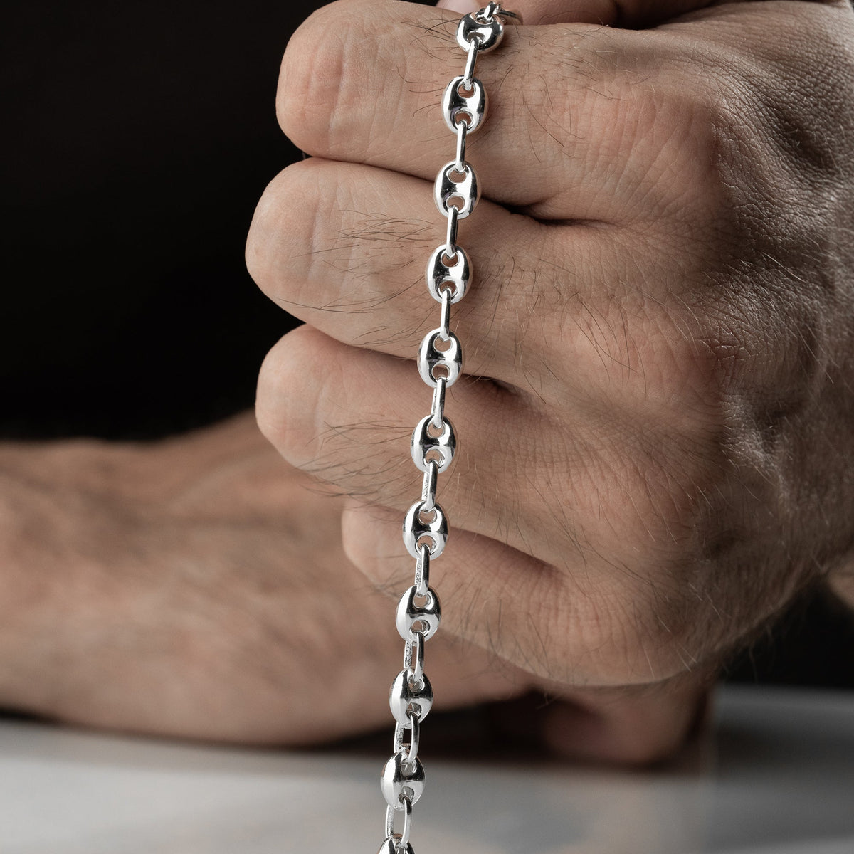 6.2 mm gemici zincir erkek bileklik, elde yakın görünümü.