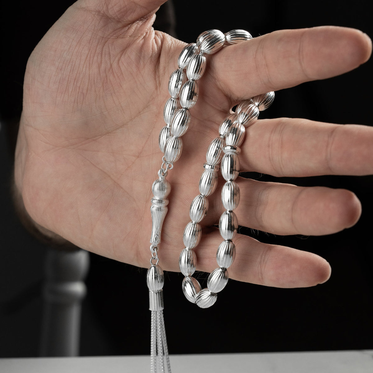 6 mm arpa kesim erkek tespih, elde yakın görünümü.