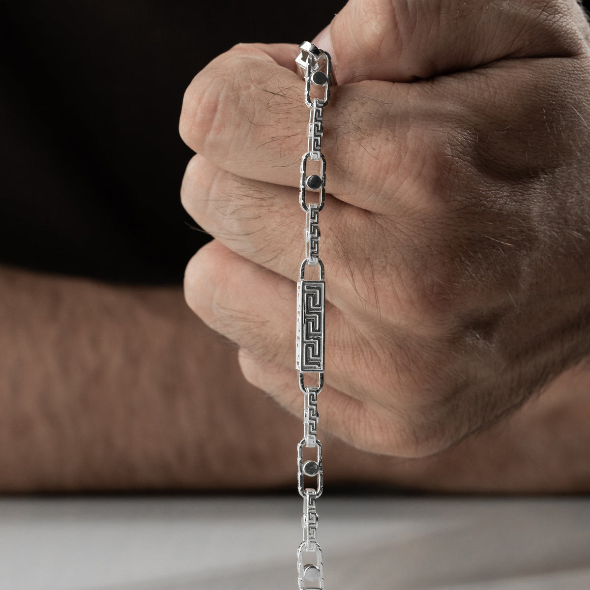 6 mm greek monte carlo zincir erkek bileklik, elde yakın görünümü.