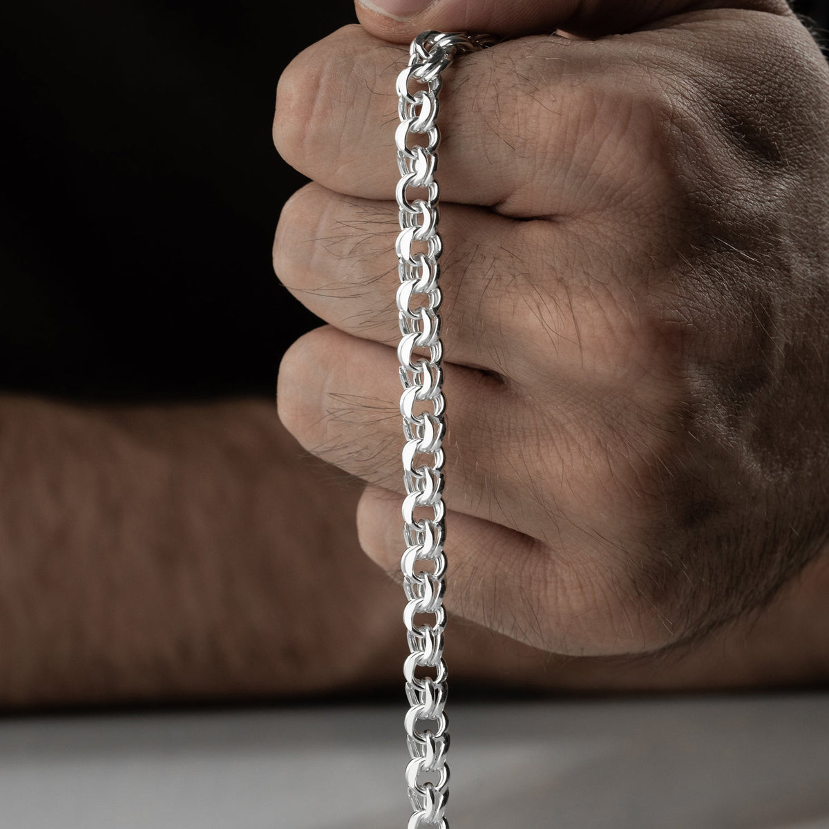 6 mm nonna zincir erkek bileklik, elde yakın görünümü.