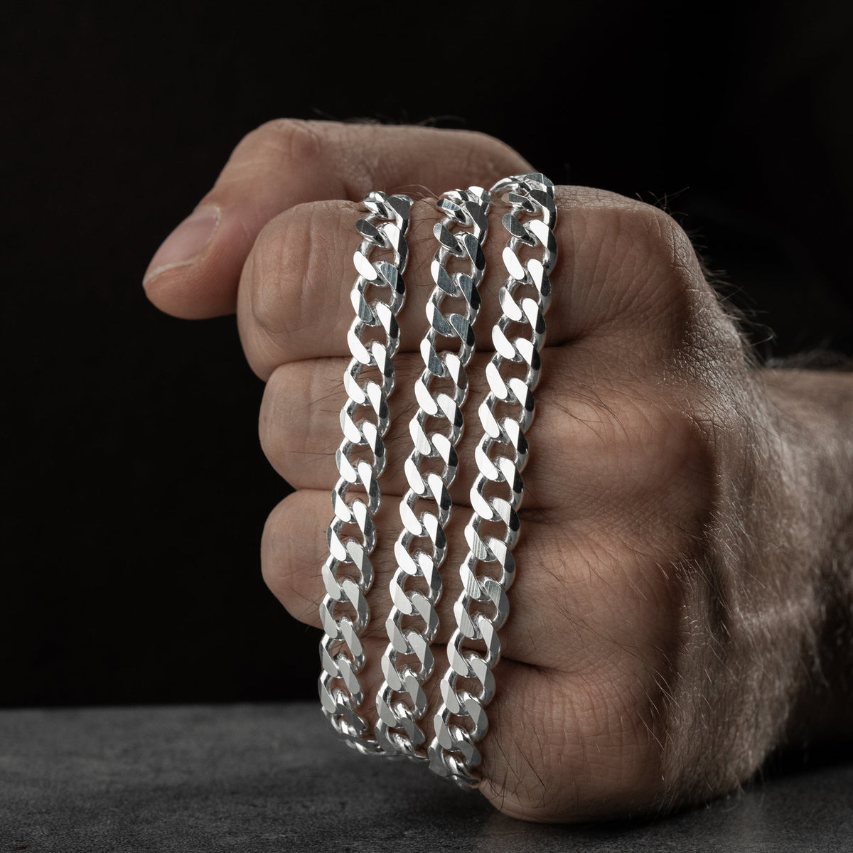 7.5 mm gurmet zincir erkek kolye, elde yakın görünümü.