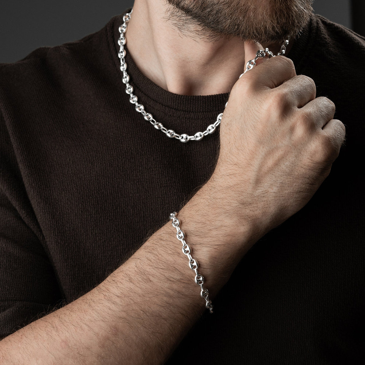 8.2 mm gemici zincir erkek kolye-bileklik set, takıların model üzerinde birlikte kullanımı.