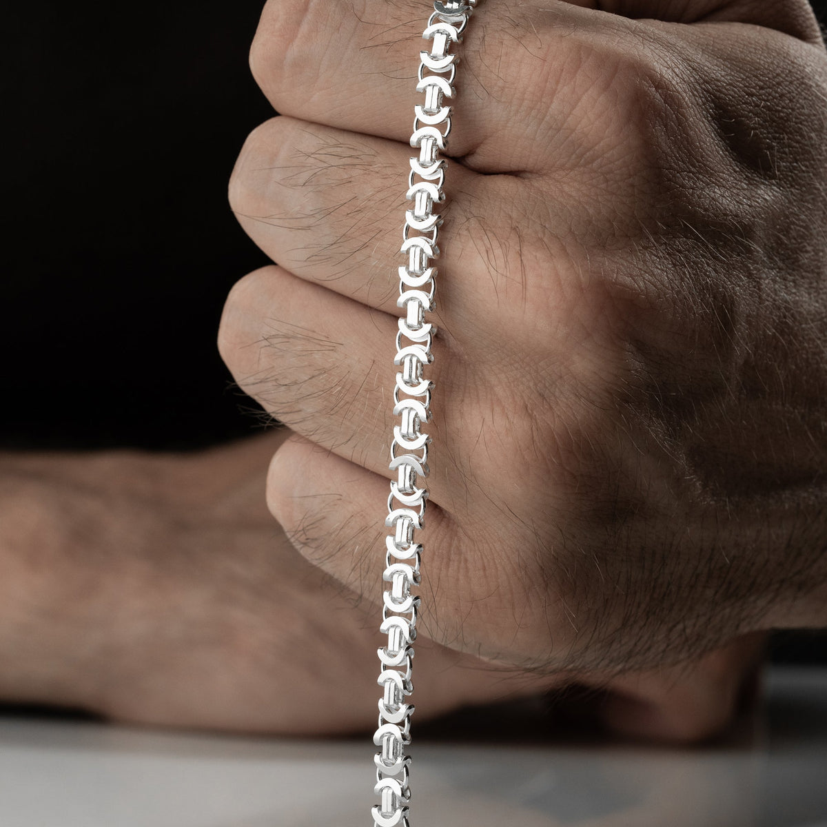 8 mm euro yassı kral zincir erkek bileklik, elde yakın görünümü.