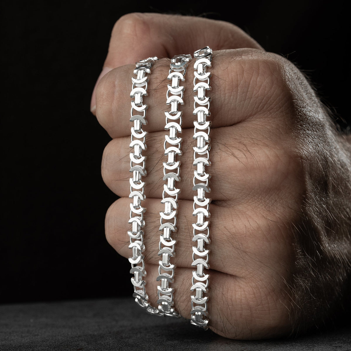 8 mm euro yassı kral zincir erkek kolye, elde yakın görünümü.