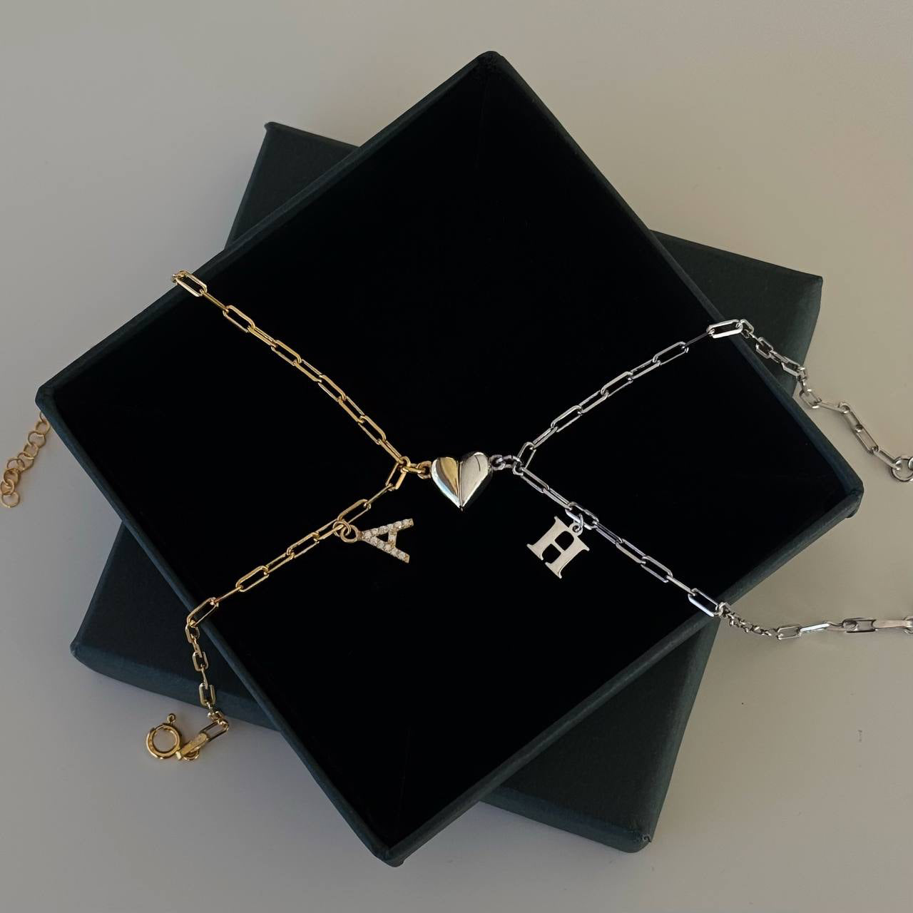 MIKNATISLI KALP HARFLİ ÇİFT BİLEKLİK | 925 GÜMÜŞ