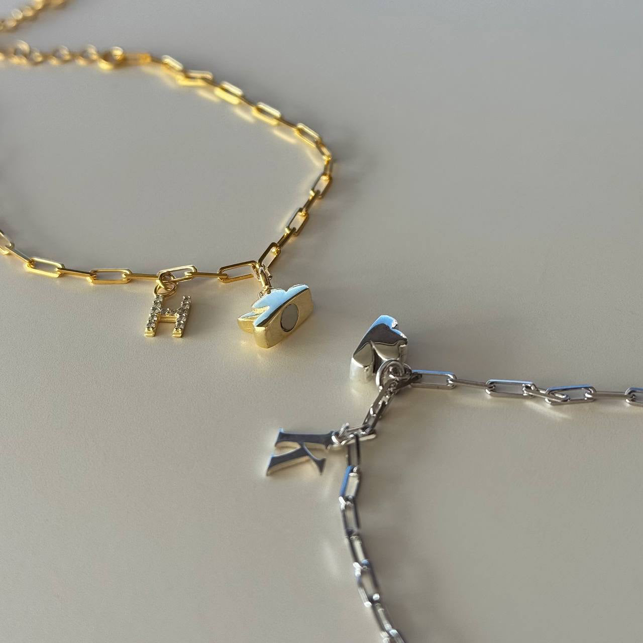 MIKNATISLI YONCA HARFLİ ÇİFT BİLEKLİK | 925 GÜMÜŞ